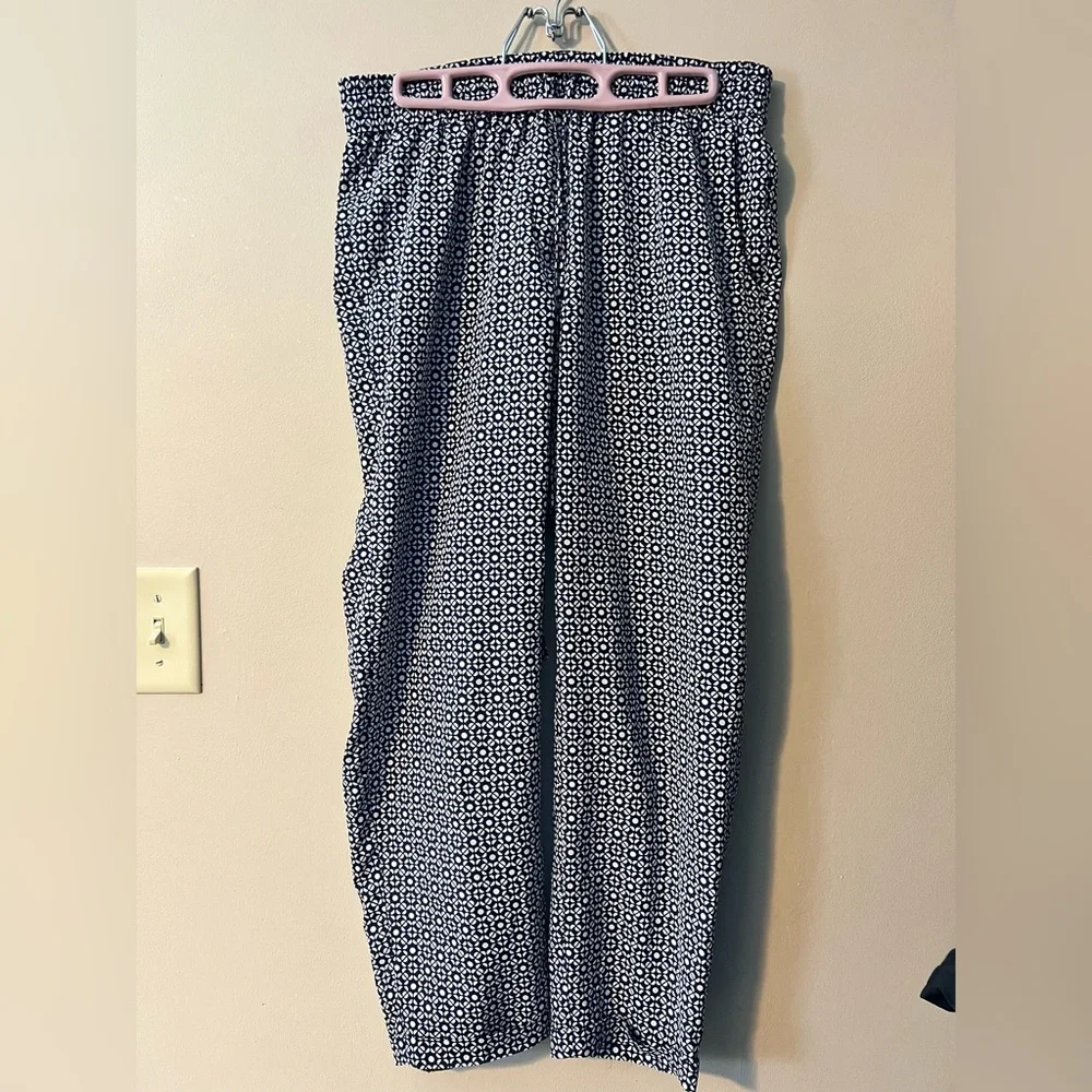 J Crew sz 6 Geo print drawstring pant in navy and white. Pockets and cuffs